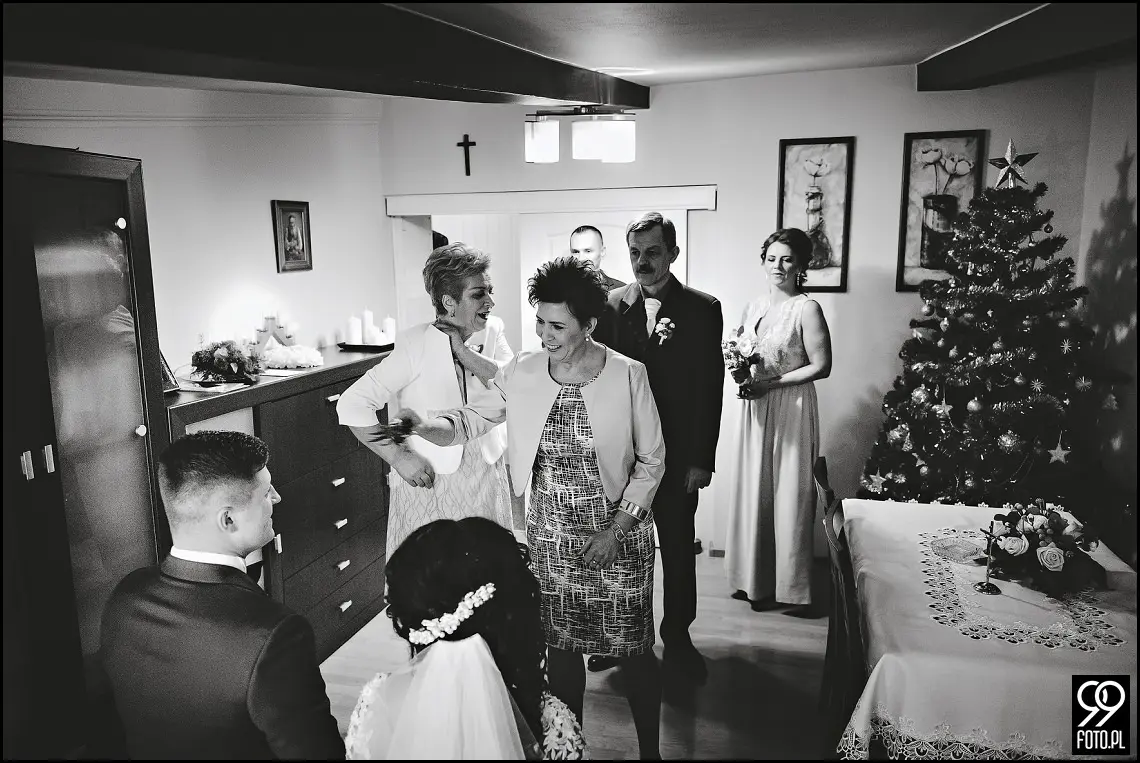 Zimowy ślub Kraków, Kościół na Szkanych Domach, reportaż ślubny Nowa Huta