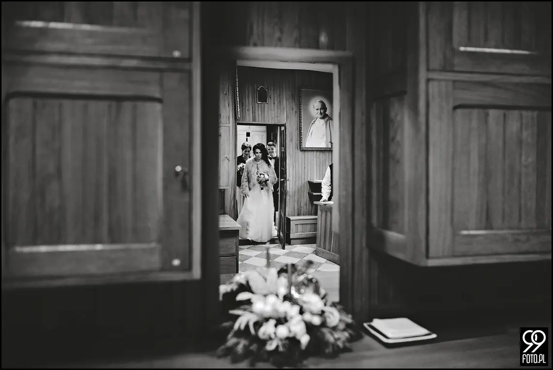 Zimowy ślub Kraków, Kościół na Szkanych Domach, reportaż ślubny Nowa Huta