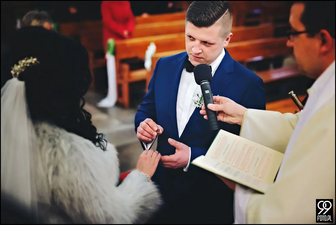 Zimowy ślub Kraków, Kościół na Szkanych Domach, reportaż ślubny Nowa Huta