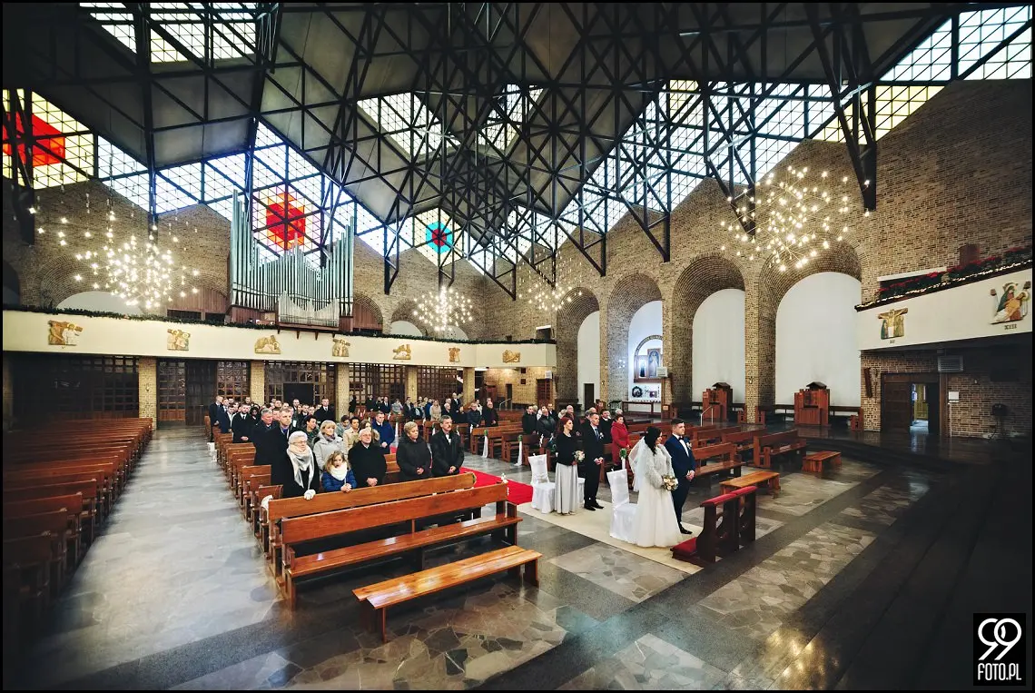 Zimowy ślub Kraków, Kościół na Szkanych Domach, reportaż ślubny Nowa Huta