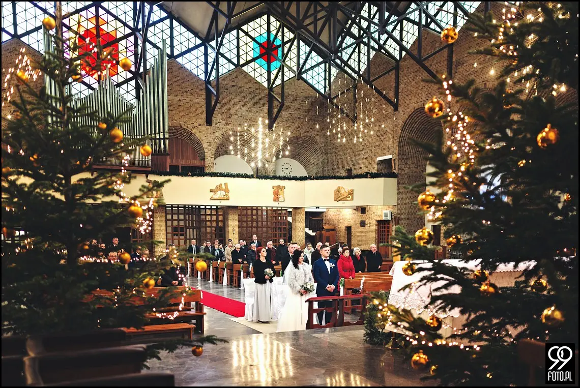 Zimowy ślub Kraków, Kościół na Szkanych Domach, reportaż ślubny Nowa Huta