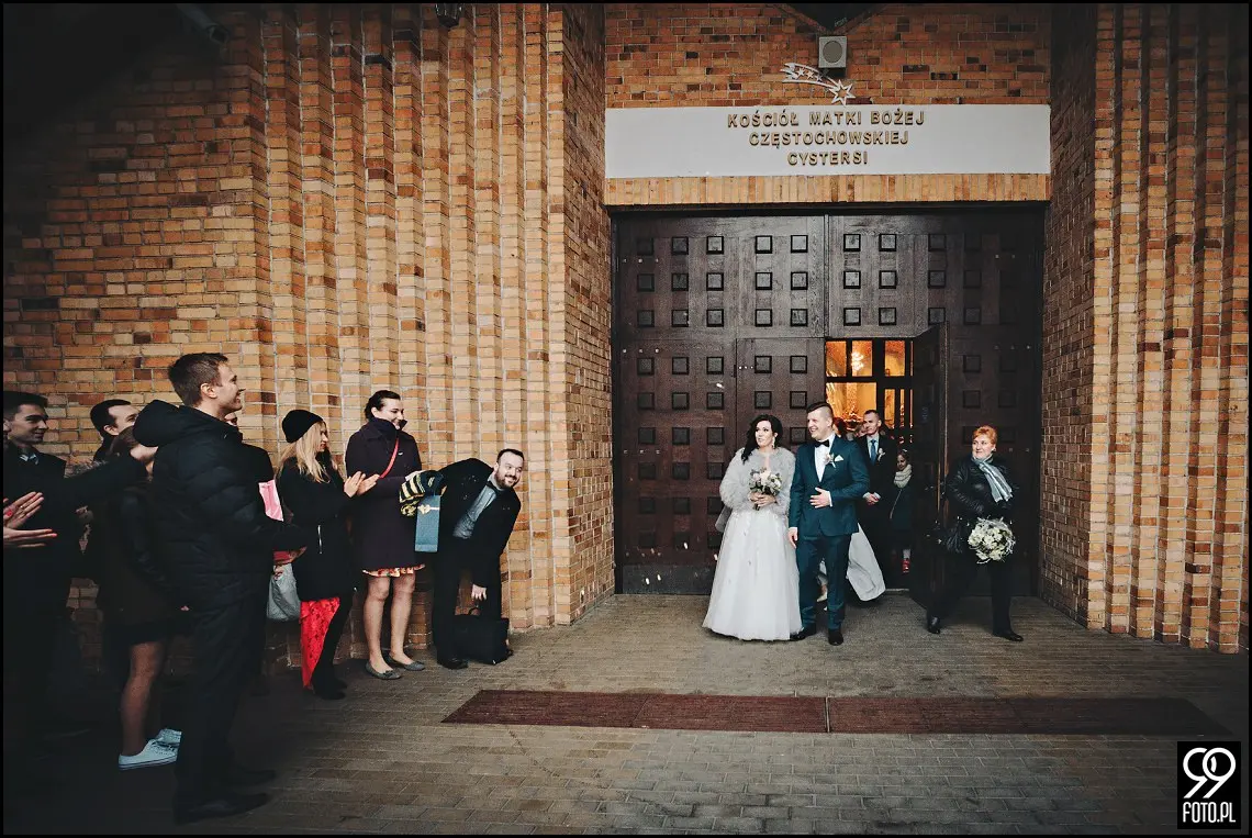 Zimowy ślub Kraków, Kościół na Szkanych Domach, reportaż ślubny Nowa Huta