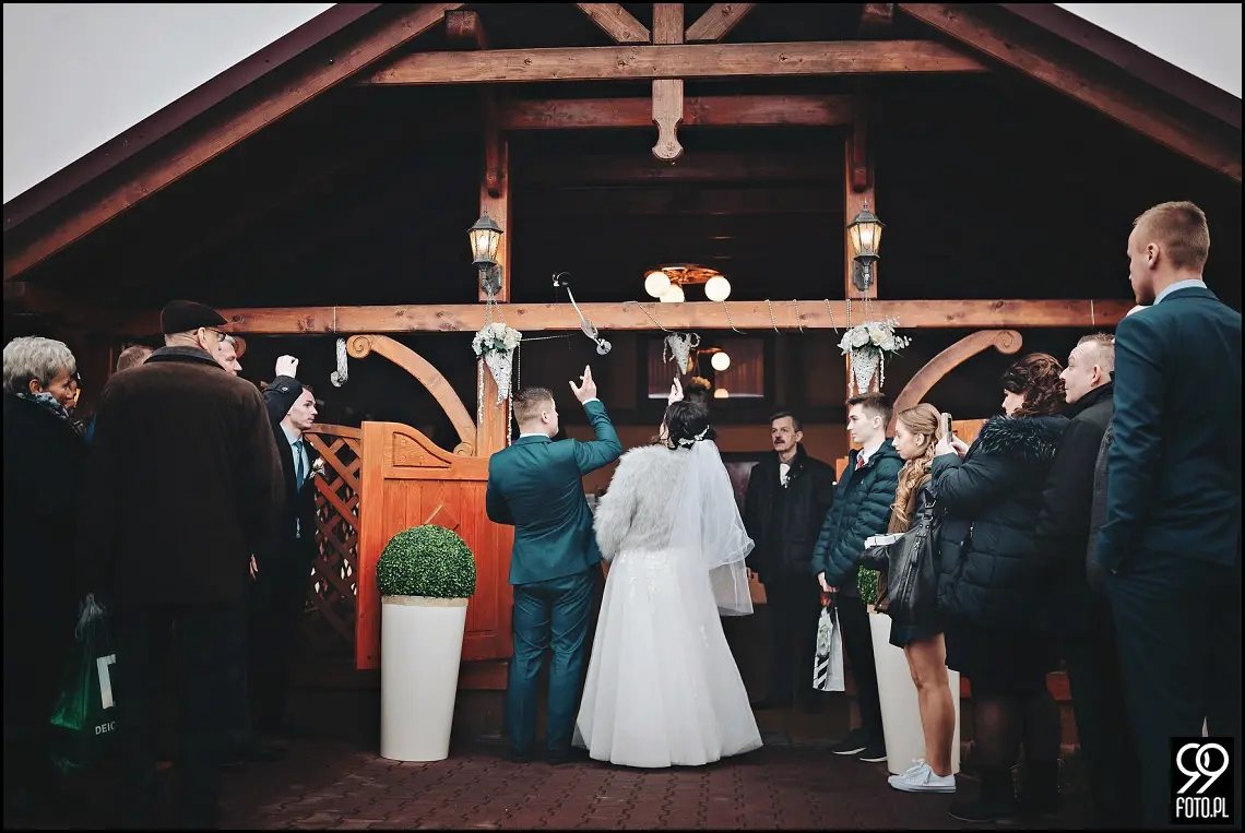 Zimowy ślub Kraków, Kościół na Szkanych Domach, reportaż ślubny Nowa Huta