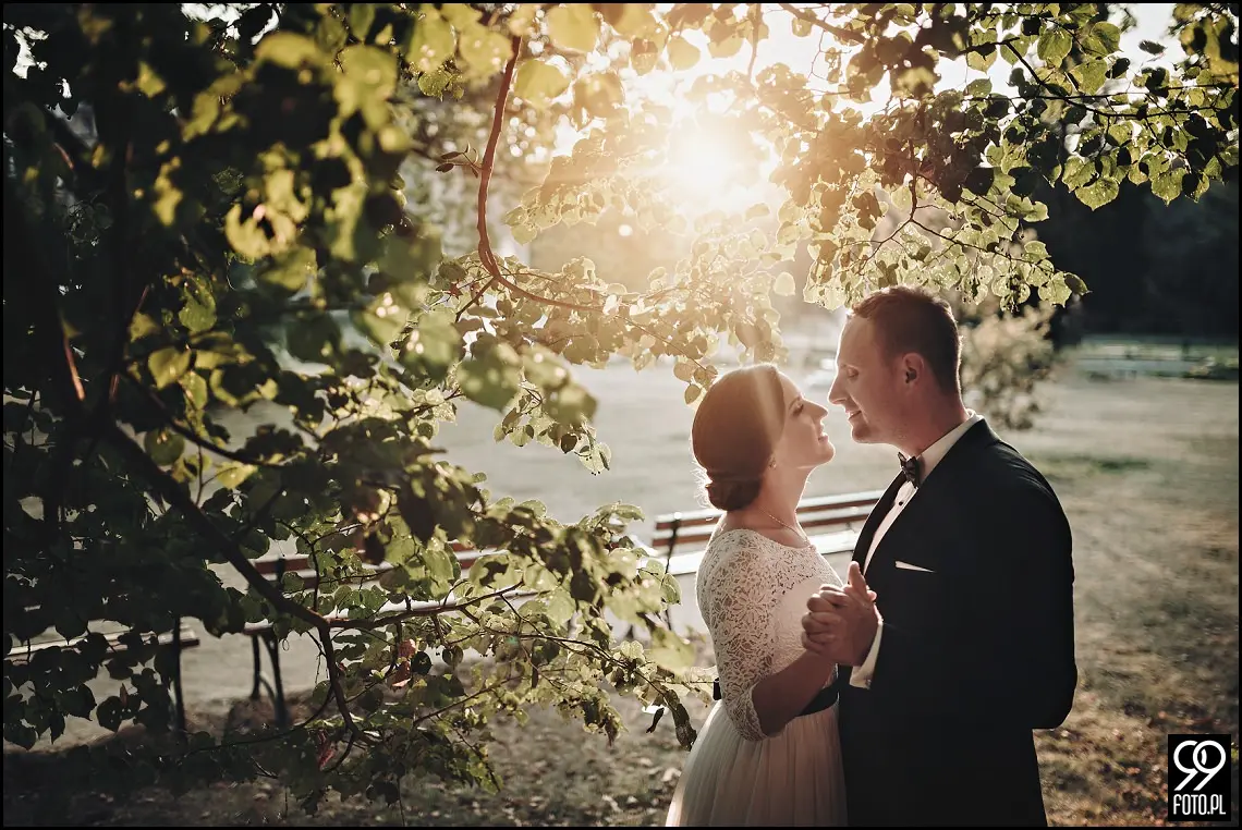 zamek moszna, plenerowa sesja fotograficzna, zdjęcia ślubne w pałacu