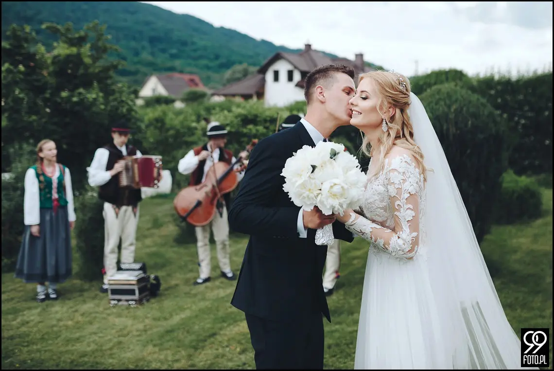 wesele w bystrej, ogród pełen lawendy klimontów, plener o zachodzie słońca