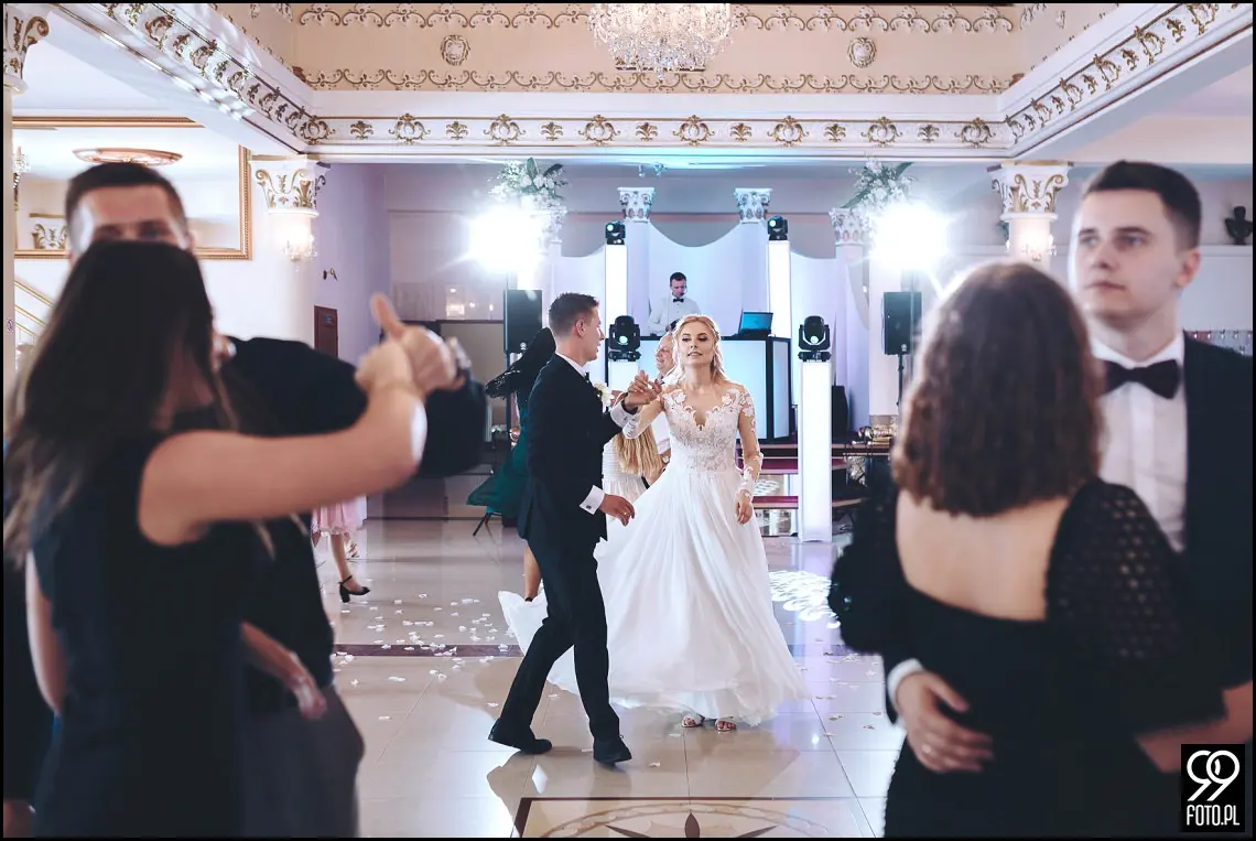 wesele w bystrej, ogród pełen lawendy klimontów, plener o zachodzie słońca