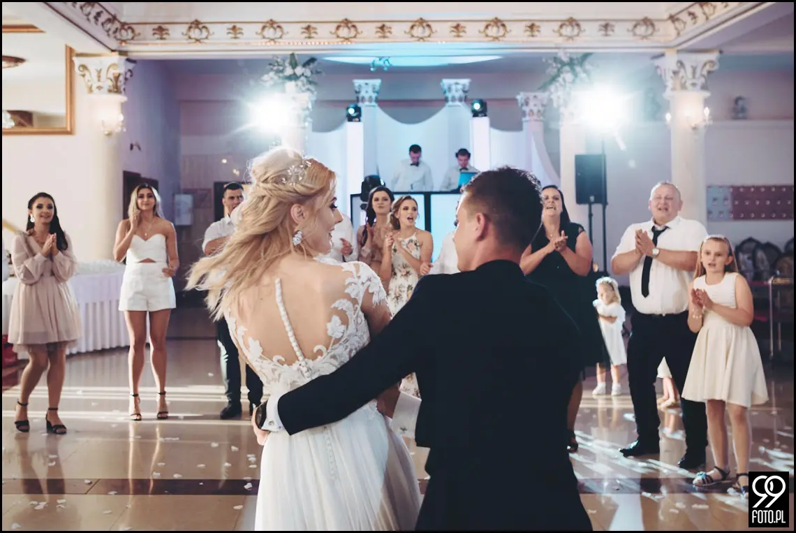 wesele w bystrej, ogród pełen lawendy klimontów, plener o zachodzie słońca