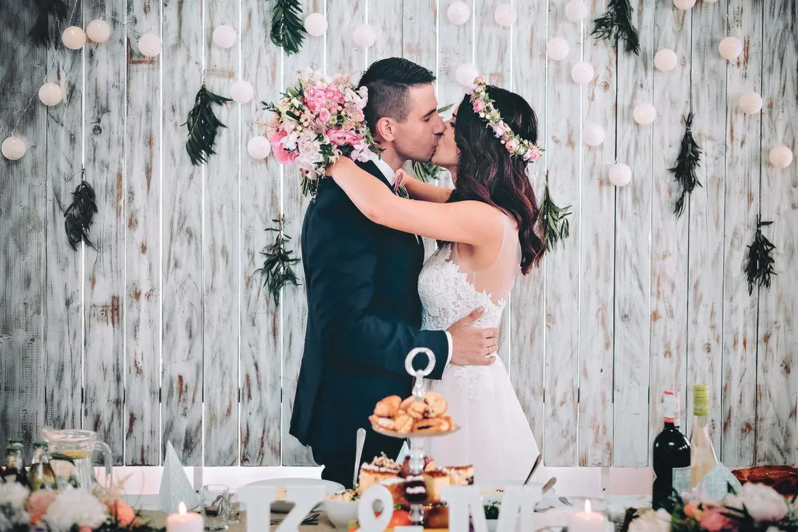 dekoracja sali weselnej w stylu rustykalnym